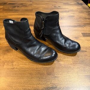 UGG Penelope Black Leather Ankle Boots Sz 9 1008710